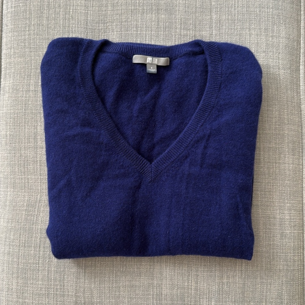 Uniqlo 100% cashmere long sleeve v-neck sweater
